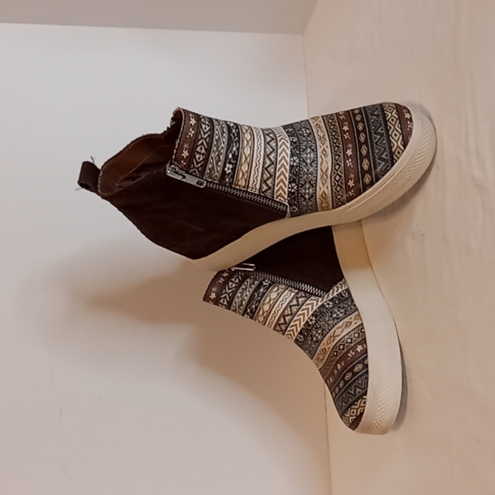 Roper Wedged Sneaker w/ Southwestern design & Brown Faux Leather Like New - Picture 2 of 9